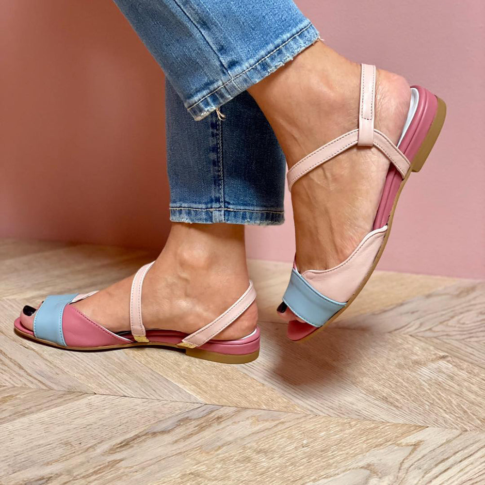 Roselina | Roze asymmetrische sandalen in color block stijl
