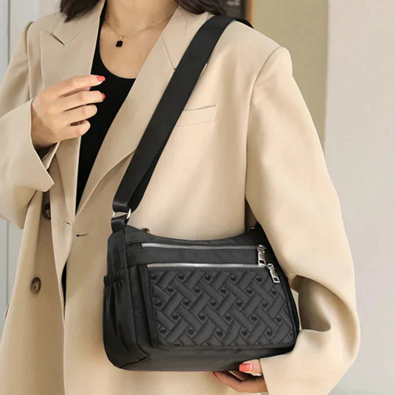 Noora™ | Nylon schoudertas met boodschapper
