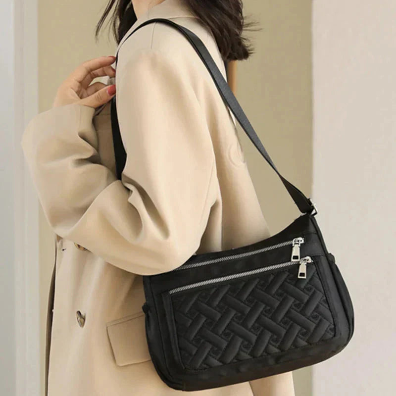 Noora™ | Nylon schoudertas met boodschapper