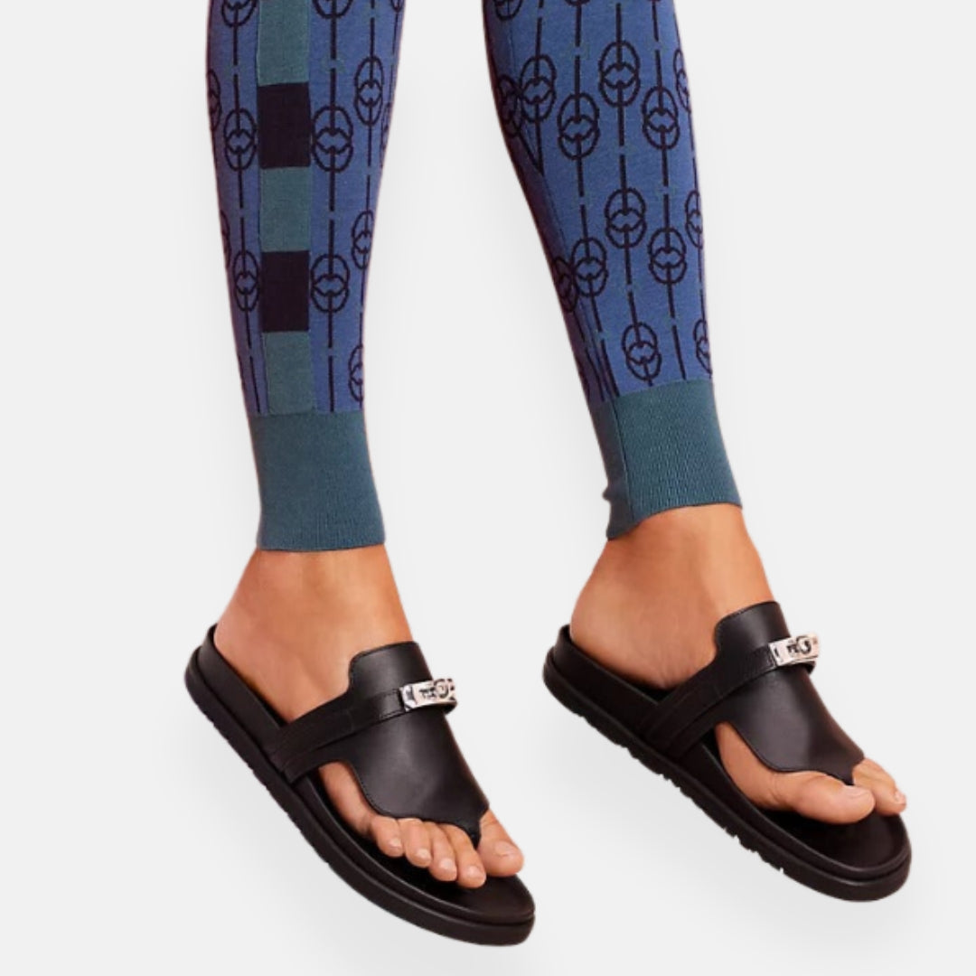 Cerise | Elegante zwarte slippers met juweel-detail