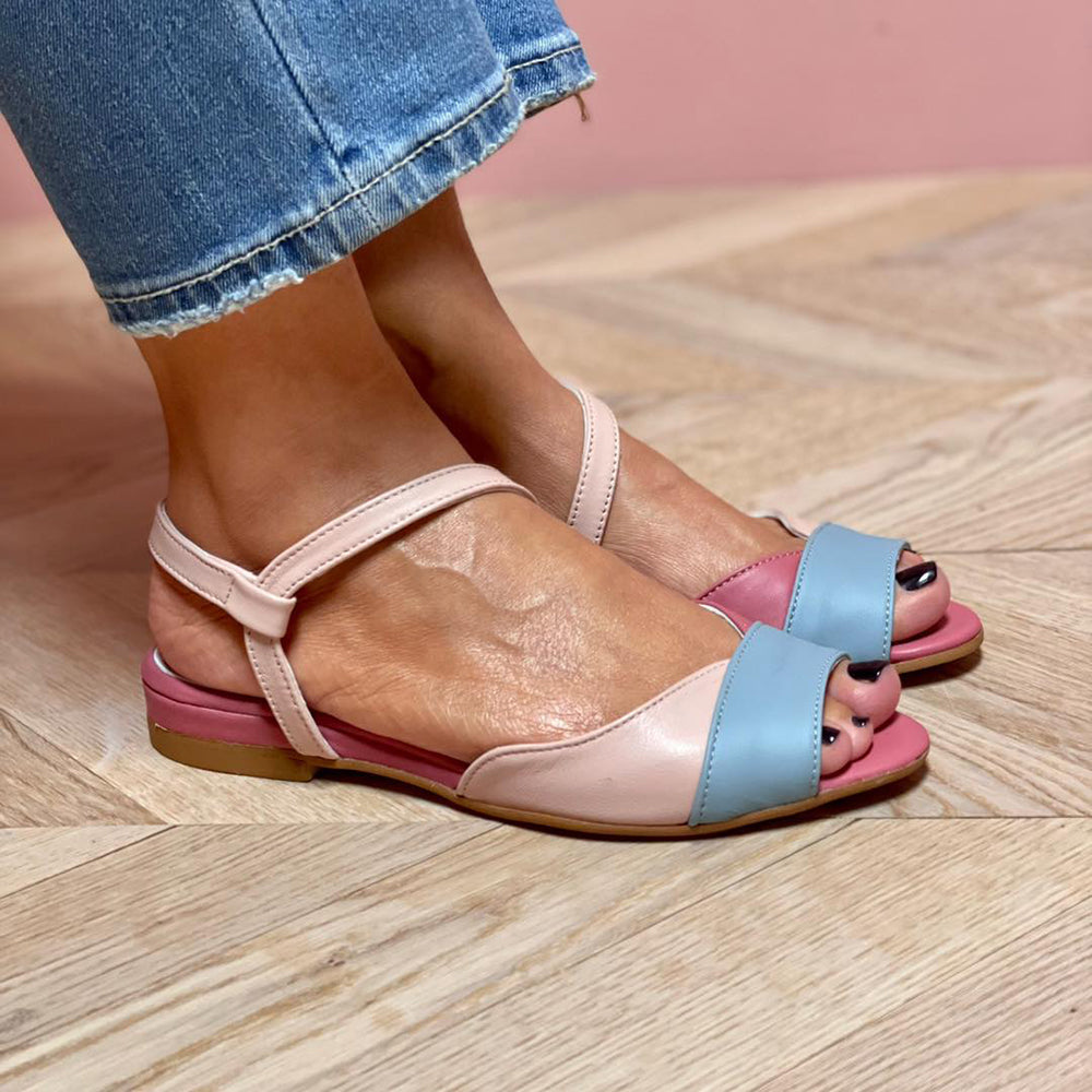Roselina | Roze asymmetrische sandalen in color block stijl