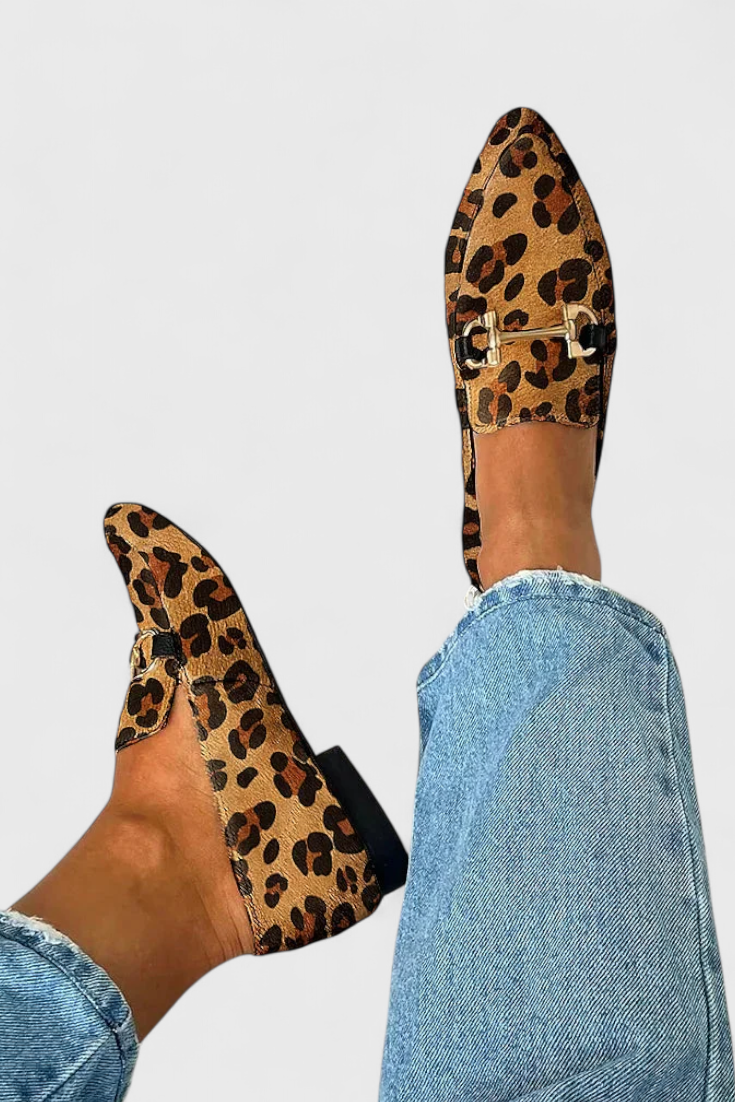 Elegante Lluvia Mocassins met Gegraveerd Motief en Dunne Hak