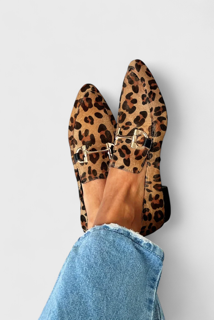 Elegante Lluvia Mocassins met Gegraveerd Motief en Dunne Hak